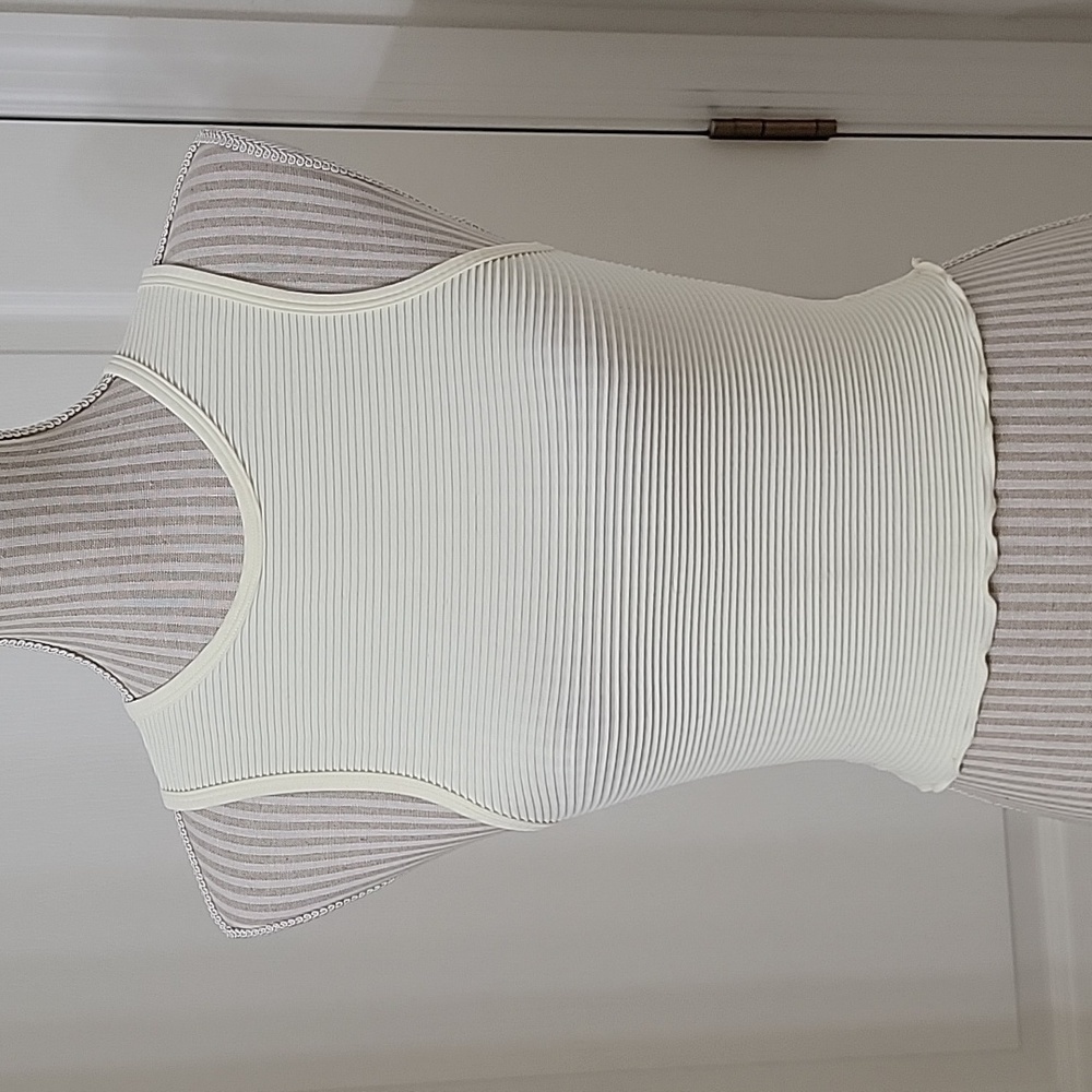 Forever 21, Size M Bodycon Cropped Ribbed Sleevless Top. Excellent Condition